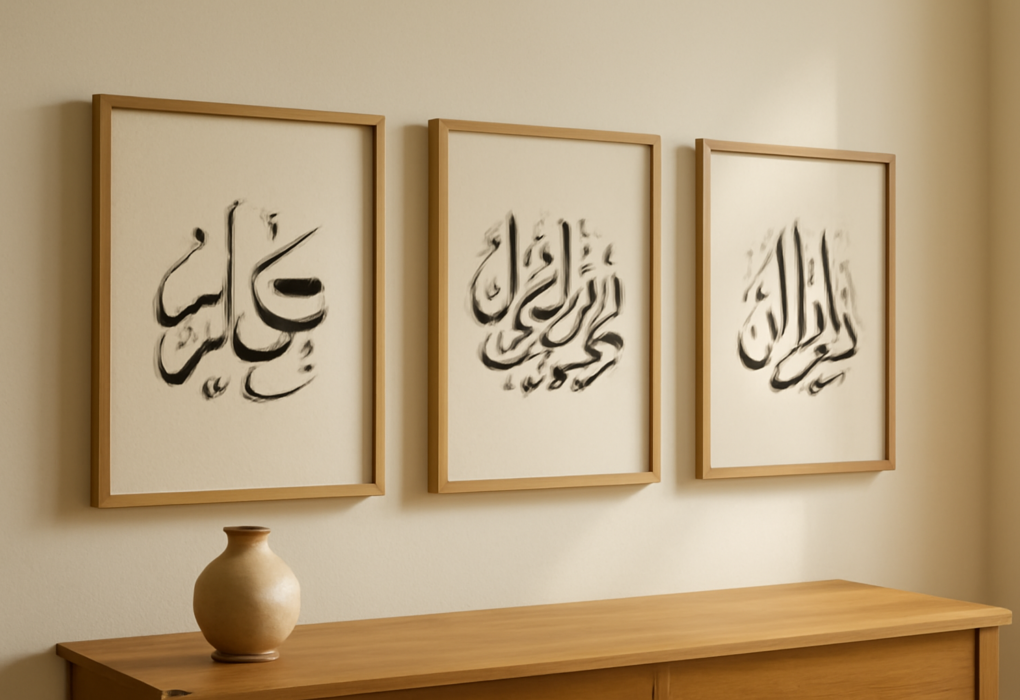 Tiga karya kaligrafi Arab dengan gaya berbeda dipajang di dinding ruang tamu
